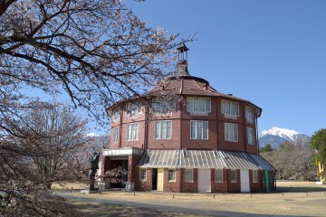 建物の中はアトリエ 清春芸術村