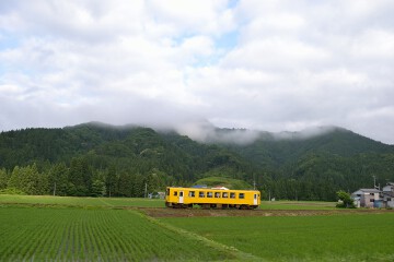 田んぼの中を走る列車 秋田内陸縦貫鉄道