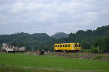 荒瀬駅と列車 秋田内陸縦貫鉄道