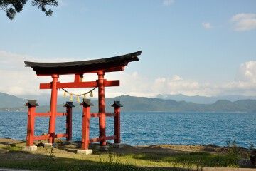 湖畔の鳥居 田沢湖