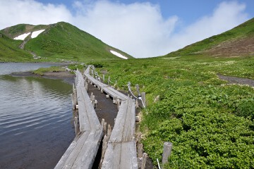 阿弥陀池と男岳 阿弥陀池と男岳