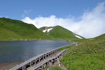 阿弥陀池と男岳 阿弥陀池と男岳