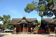 第三本宮(左)と第四本宮(右)の本殿前の幣殿 住吉大社