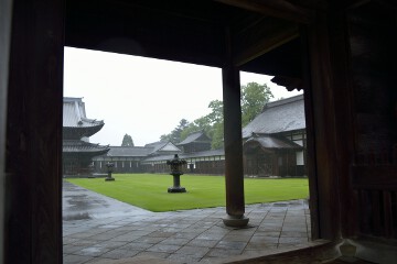山門の中から 山門
