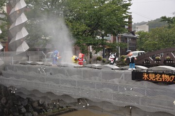 シンちゃんと獅子丸も登場 カラクリ時計