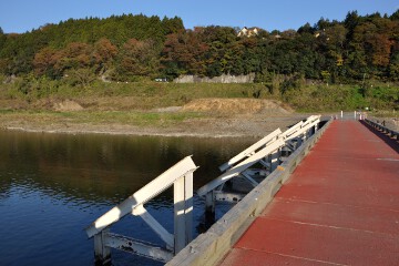 路面が赤く塗られている 久慈川沈下橋