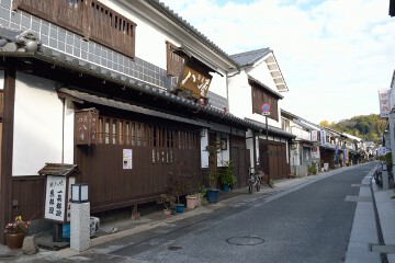 酒房八重 古い町並み