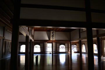 円柱に囲まれた内室 講堂