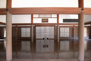 鏡のような床 講堂