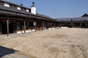 広場を囲む鍛刀場と工房 鍛刀場と工房