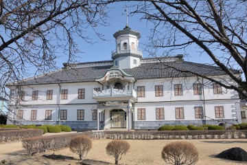 中央に八角塔屋 旧開智学校