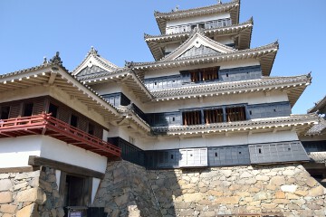 月見櫓、辰巳附櫓、大天守 天守を見上げる