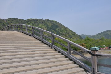 横山の山頂に岩国城を 錦帯橋