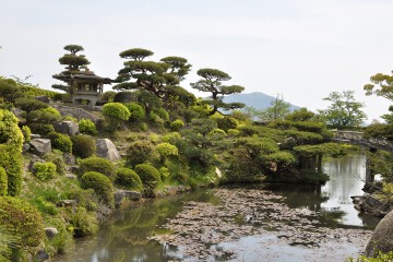 池と石橋 毛利氏庭園