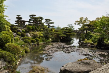 池と石橋 毛利氏庭園