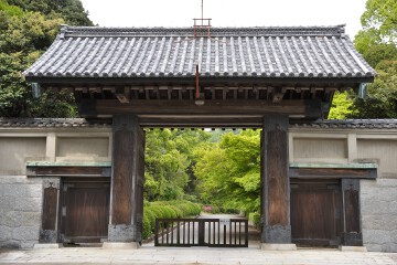 総欅作り表門 毛利氏庭園