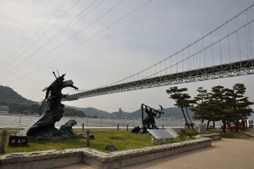 源義経・平知盛像 みもすそ川公園