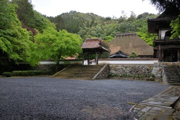 山門を潜り境内へ 永明寺