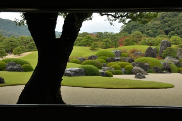 館内の窓が額縁に 足立美術館