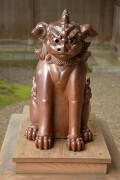 左側の狛犬:吽形(うんぎょう) 狛犬