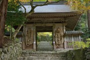 仁王門につり下げられ巨大なわらじ 仁王門