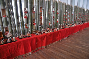 竹に飾られている おひな様