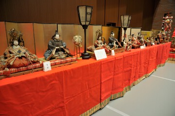 時代ごとに並ぶおひな様 おひな様