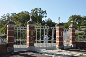 博物館明治村の正門となっている 第八高等学校正門