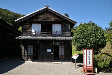 間口3間のこじんまりとした銭湯 半田東湯