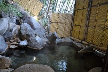 竹林に囲まれた露天風呂 青巒荘 竹林の湯