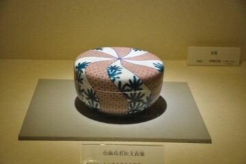 色鍋島若松文食籠 色鍋島若松文食籠