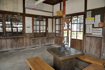 羽前成田駅待合室