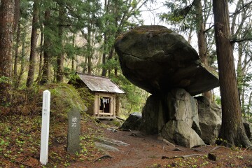 左側の方のみに巨石 続石