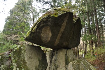 反対側からみた続石 続石