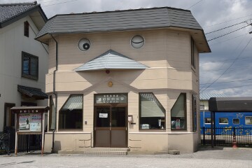 カッパを形取った遠野駅前交番 遠野駅前交番