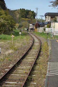 線路を歩く人 吉里吉里駅