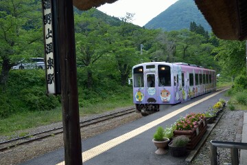 ホームへ入ってくる列車 湯野上温泉駅