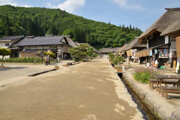 街道の左に町並み展示館 町並み展示館