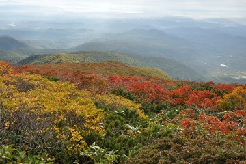 美しい紅葉と山並み 美しい紅葉と山並み