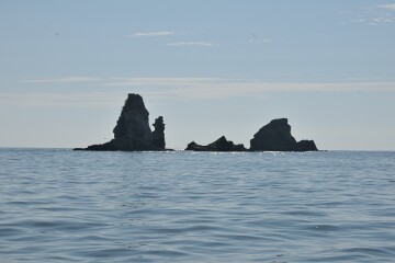 遠くに見える奇岩の島 遠くに見える奇岩の島