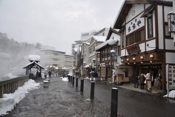 瓦を敷きつめた歩道 瓦を敷きつめた歩道