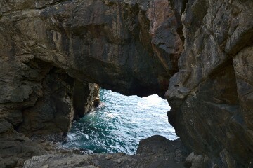 大岩に穴がぽっかり 恵比須洞