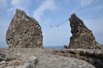二つの立岩がしめ縄で結ばれている 鹿岡の夫婦岩
