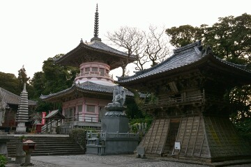 袴腰付鐘楼と多宝塔 最御崎寺