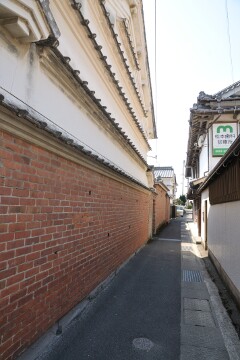 煉瓦の蔵の漆喰壁と水切り瓦 吉良川町