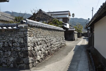 石ぐろに囲まれた家