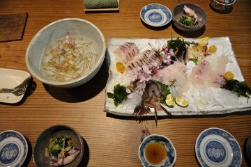 ピチピチ~シラウオの躍り食いと刺身の盛り合わせ 民宿 あたらしや