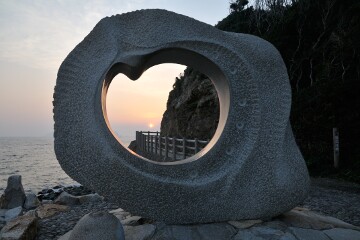 空洞からみる日の出 モニュメント