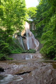 赤茶色の川底 嫗仙の滝