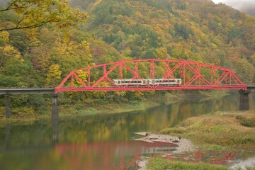 錦秋湖鉄橋を渡る列車 錦秋湖鉄橋を渡る列車